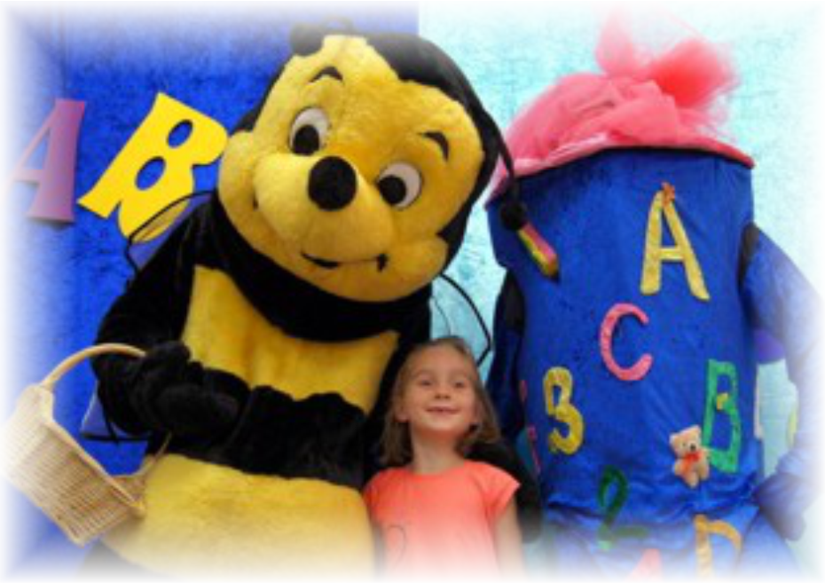 Fotostand mit Animationsfiguren und Schultüte